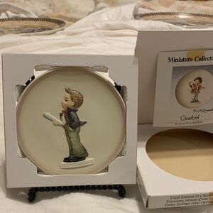 M.J.Hummel Miniature 1986 Plate “Soloist”  W/Box 3 1/2” inches.Green and Brown